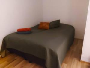 奥卢Viihtyisä yksiö keskustan lähettyvillä的一张绿色的床,上面有两个枕头