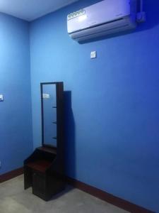 拜蒂克洛MSV Villa résidence home的蓝色的房间,设有镜子和蓝色的墙壁
