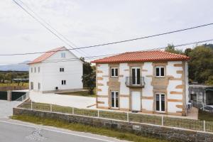 蓬德利马Casa Vilar的街上的小房子和白色的建筑