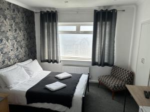梅德斯通Rock House Bed and Breakfast的卧室配有床、椅子和窗户。