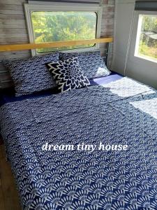 干尼亚Dream Tiny House or Luxus Tent with pool的一张蓝色和白色的床铺