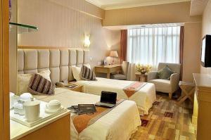 澳门富华酒店的酒店客房设有两张床和电视。