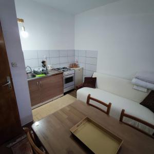 莫斯塔尔Hostel Lena-Mostar的一间小厨房,内设一张沙发和一张桌子
