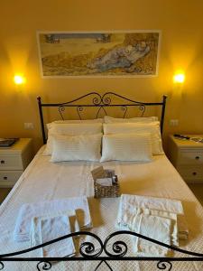 米内尔维诺迪莱切齐奥西西住宿加早餐旅馆的一间卧室配有一张带两个床头柜的床
