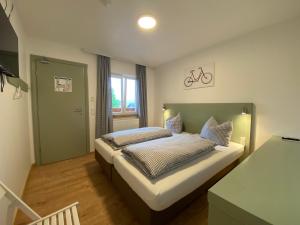 劳尔Bike Lodge Spessart的一间卧室设有一张床和一个窗口