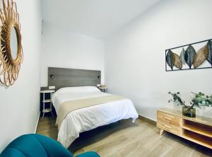奇皮奥纳圣容旅游公寓的一间卧室配有一张大床和一张桌子