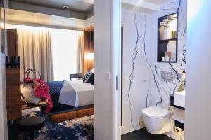 巴黎CARD Hôtel的一间酒店客房 - 带一张床和一间浴室