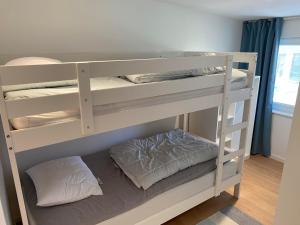 StrandbadenCasa Blanca的双层床的下铺配有2个枕头