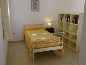 阿利坎特GOLF Y PLAYA EN SAN JUAN的一间小卧室,配有床和书架