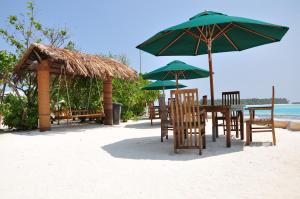 迪弗西拉树西亚酒店的海滩上的桌椅和遮阳伞