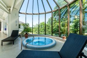 ChittlehamholtThe Mole Resort - Lodges的温室的热水浴池,设有玻璃天花板