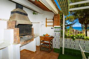 萨洛Mediterranea Planet Costa Dorada的户外厨房,露台上配有户外烤箱