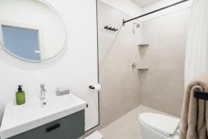 蒙特利尔Bed and Breakfast du Village BBV的白色的浴室设有水槽和镜子