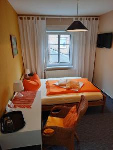 于特博格Hermanns Hotel Zum Goldenen Stern的客房设有两张床、一把椅子和窗户。