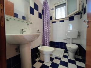 托雷圣乔万尼乌Appartamenti Carneo Torre San Giovanni - Verso sud的一间带水槽和卫生间的浴室
