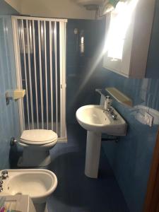 兰佩杜萨GC Petit Palais Lampedusa的浴室配有白色水槽和卫生间。