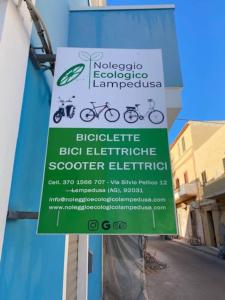 兰佩杜萨GC Petit Palais Lampedusa的建筑物一侧的一个标志,上面写着自行车的民族学记分器