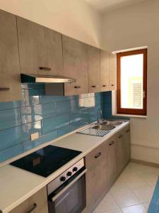 兰佩杜萨GC Petit Palais Lampedusa的厨房配有水槽和台面