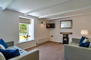 CarnbreaFinest Retreats - Trethew Cottage的客厅设有两张沙发和一个窗户