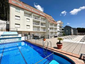 拉科萨拉克索帕克公寓式酒店 的大楼前设有游泳池的酒店