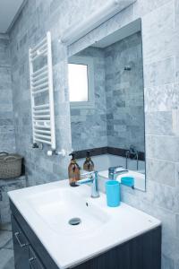 苏塞The Pearl Apartment Hammam Sousse WIFI的浴室设有白色水槽和镜子