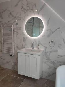 VronLa Suite的浴室设有白色水槽和镜子