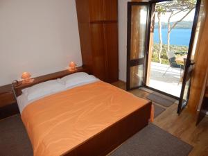 奥拉萨奇德鲁斯科维奇公寓的一间卧室设有一张床,享有海景