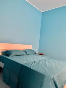 兰佩杜萨GC Petit Palais Lampedusa的蓝色卧室,配有蓝色床单
