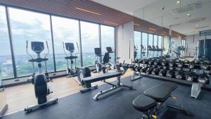清迈Luxury new perfect pool gym condo1 BR的健身房设有一排跑步机和窗户