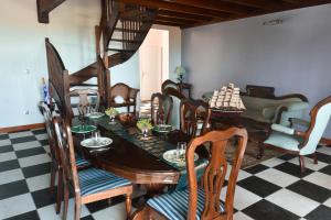 勒罗贝尔La villa Hibiscus的一间带木桌和椅子的用餐室