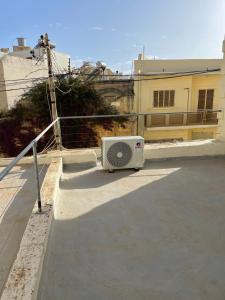 Taʼ AbramVilla Vella - 2 Bedroom House Gozo的停车场一侧的空调