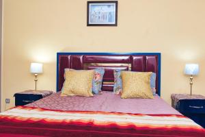 苏塞The Pearl Apartment Hammam Sousse WIFI的一间卧室配有一张大床和两盏灯