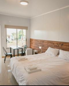 孔奇亚斯HOTEL CONCHILLAS的一间卧室配有一张床,上面有两条毛巾