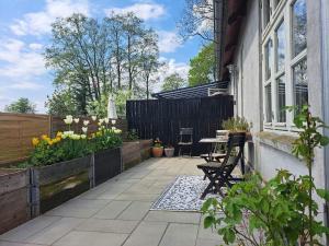 吉弗Hyggelig ferielejlighed i Harresø的一个带桌椅和围栏的庭院