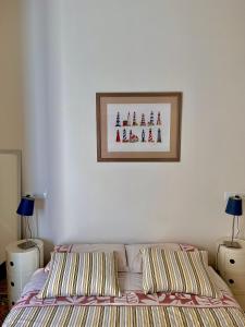 波尔特沃Apartamento Tramuntana de Portbou的卧室配有一张床,墙上挂着一幅画