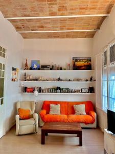 波尔特沃Apartamento Tramuntana de Portbou的客厅配有橙色沙发和茶几
