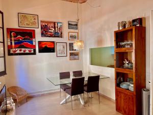 波尔特沃Apartamento Tramuntana de Portbou的一间设有玻璃桌和椅子的用餐室