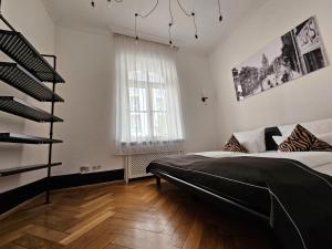 弗莱堡Historical Luxury Homes - Stadtvilla的一间卧室设有一张床,楼梯位于卧室内