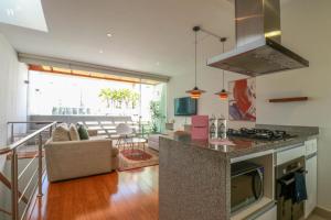 利马Fantastic 2BR with private pool in Barranco的一个带台面的厨房和一间客厅