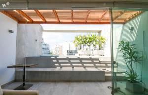 利马Fantastic 2BR with private pool in Barranco的窗户前设有长凳的房间
