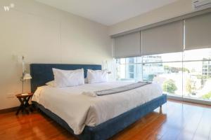 利马Fantastic 2BR with private pool in Barranco的一间卧室设有一张大床和大窗户
