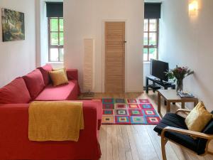 邓布兰Mill Court的客厅配有红色沙发和电视