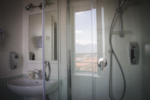 那不勒斯培欧尼亚住宿加早餐旅馆的带淋浴和盥洗盆的浴室