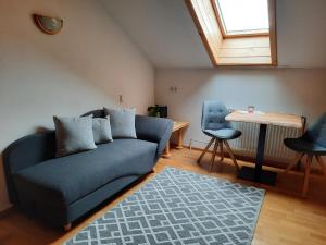 巴特奥塞Haus Galler - Urlaub am Bauernhof的客厅配有蓝色的沙发和桌子