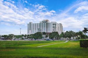 迈阿密Miccosukee Casino & Resort的一座白色的大建筑,前面有一个公园