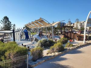 珀斯Amazing 2bedbath Apartment 1min To The Beach的公园里一个带滑梯的游乐场