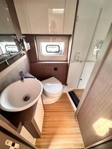 多维尔Puissance, Elegance et Style, Yacht à Deauville的一间带卫生间和水槽的小浴室