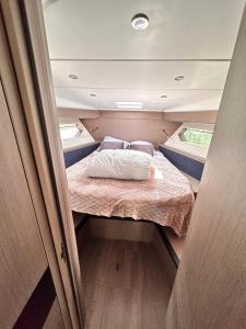 多维尔Puissance, Elegance et Style, Yacht à Deauville的小房间中间的小床