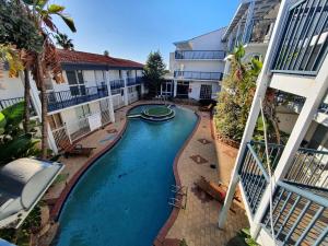 珀斯Wonderful 2bed 2bath Apartment With Ocean Views !的享有别墅内游泳池的顶部景致