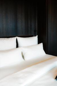 哈尔伯格摩斯SOLLER Business Hotel - Munich Airport MUC的配有2张床的带白色床单和枕头的客房